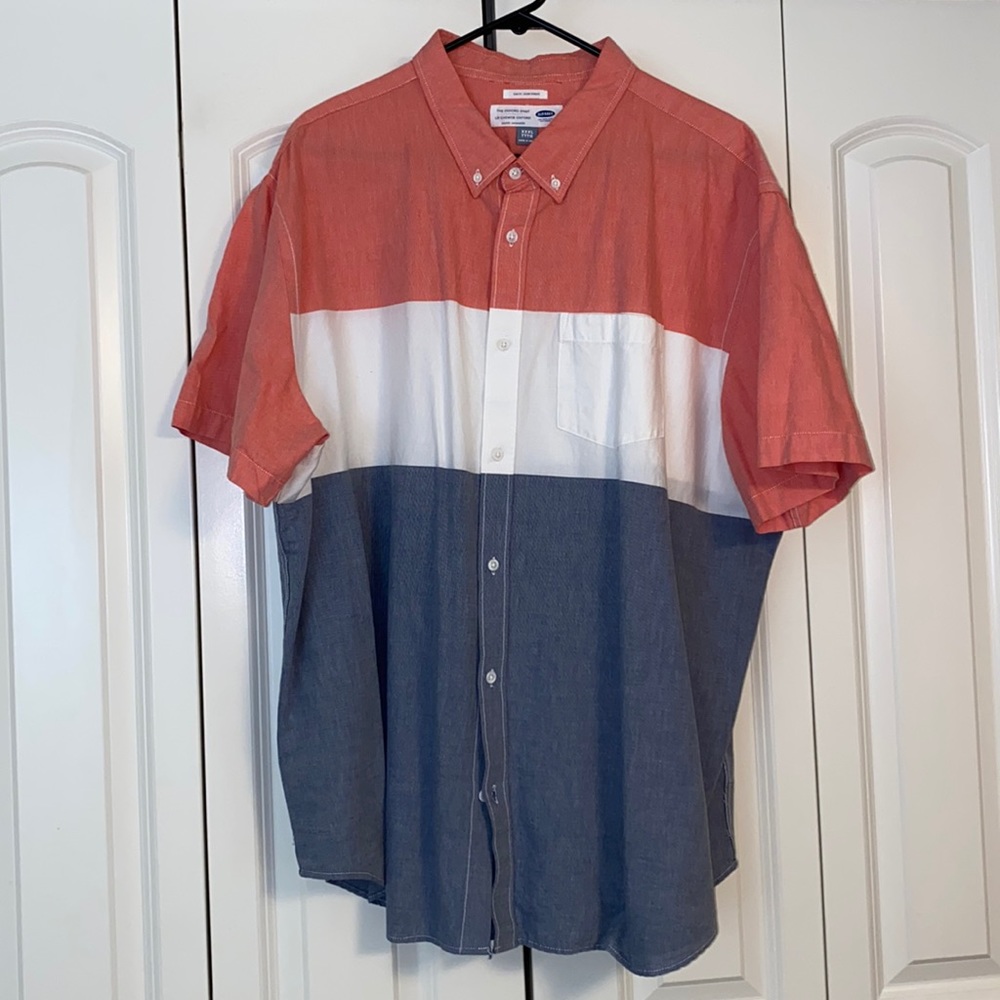 Men’s old navy button down short sleeve, red white and blue, slim fit.